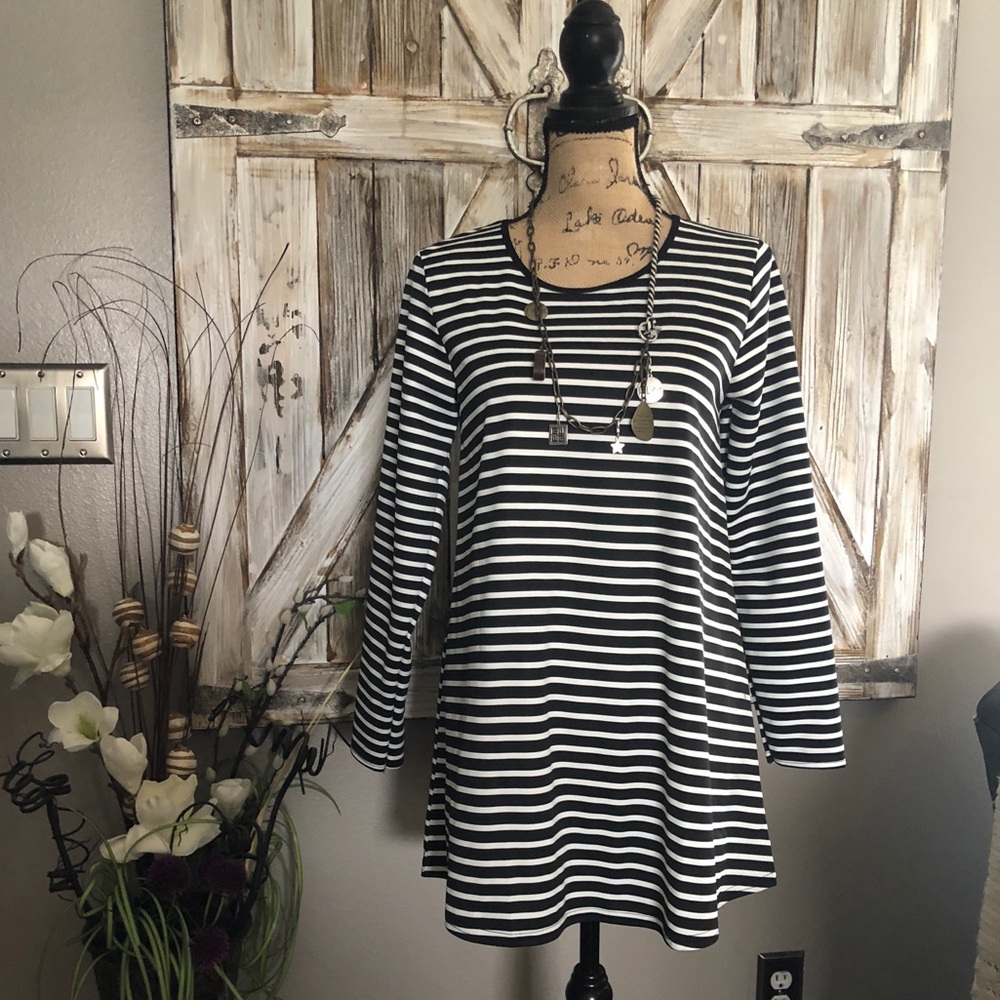 Fun black & white striped long-sleeved dress/tunic
